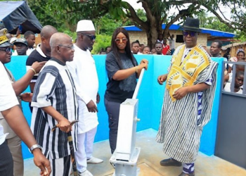 La célèbre artiste ivoirienne Roseline Layo de son vrai nom Layo Man Roseline, a fait un geste remarquable en faveur des habitants du village de Glayogouin, situé dans la région de Man