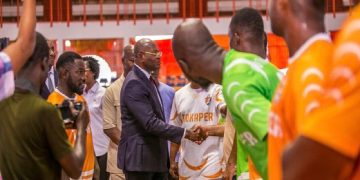 le Ministre délégué en charge des Sports et du Cadre de Vie, Adje Silas Metch, a rendu visite à l’équipe nationale de maracana