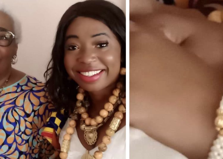 L’ancienne Première Dame de Côte d’Ivoire, Marie-Thérèse Houphouët-Boigny offre un bracelet à l’artiste ange gnamien