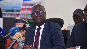 Ce lundi 23 septembre 2024, le ministre délégué auprès du Premier ministre chargé des Sports et du Cadre de Vie, Adjé Silas Metch, a tenu une conférence de presse à Abidjan pour aborder la gestion des infrastructures sportives du pays