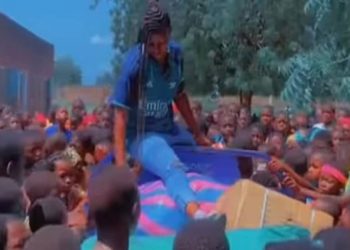 Aicha Trembler remet près de 15 00 kits scolaires aux enfants démuni