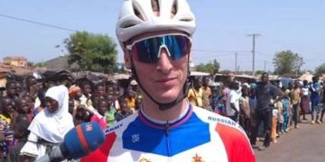 Le coureur russe Anton Popov a franchi en vainqueur la ligne d’arrivée de la septième étape du Tour du Faso 2024