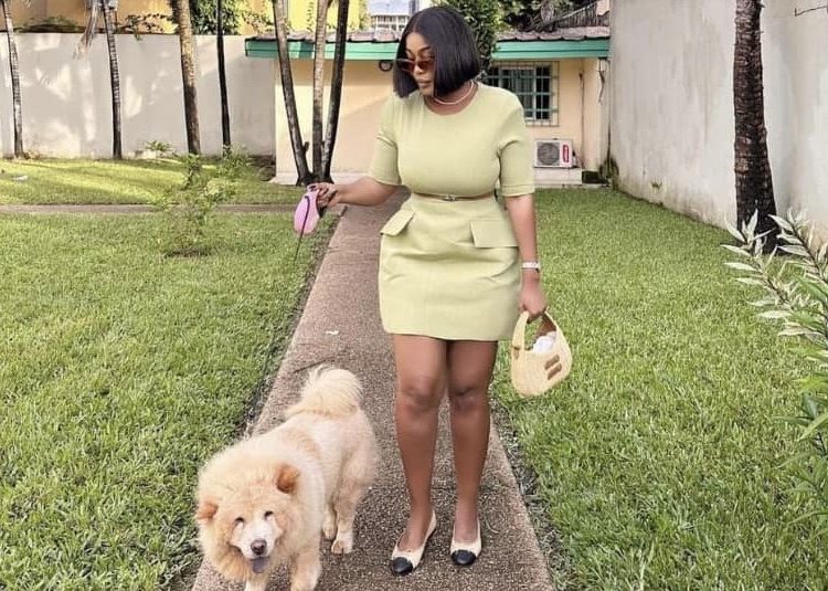 Emmanuelle Keïta et sa chienne