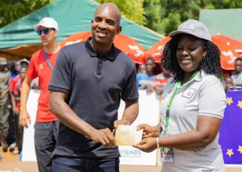 Depuis le lancement de la 35e édition du Tour du Faso, un invité de marque apporte son soutien indéfectible aux cyclistes