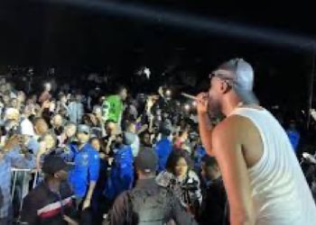 Des artistes sur une scène à Bukavu