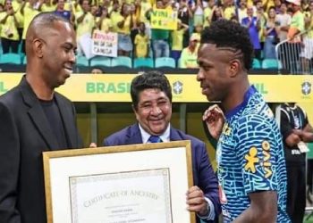 Vinícius Júnior, a vécu un moment émouvant avant le coup d’envoi du match de qualification pour la Coupe du Monde entre le Brésil et l’Uruguay le 19 novembre 2024