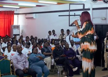 l’artiste ivoirienne Roseline Layo a offert un moment mémorable aux étudiants de l’Institut National Supérieur des Arts et de l’Action Culturelle (INSAAC)