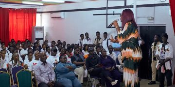 l’artiste ivoirienne Roseline Layo a offert un moment mémorable aux étudiants de l’Institut National Supérieur des Arts et de l’Action Culturelle (INSAAC)