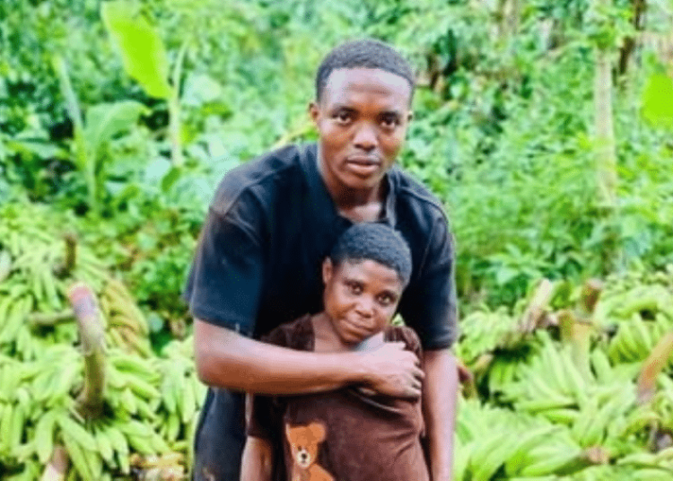 Patrice Wogha et la pygmée de l'Est du Cameroun