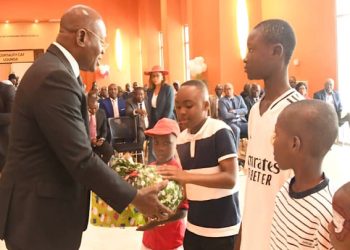 Le stade Alassane Ouattara d’Ebimpé a été le théâtre, ce lundi 23 décembre 2024, d’un moment mémorable de partage et de convivialité à l’occasion du traditionnel Arbre de Noël