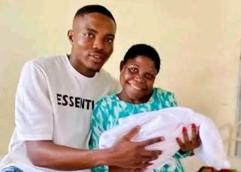 Patrice Wogha et la pygmée au Cameroun