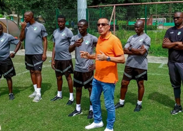 Ce lundi 24 février 2025, au jardin botanique de Bingerville, Lounes Hattab, Directeur Technique National (DTN) de la Fédération Ivoirienne de Football (FIF), a adressé un message fort aux joueurs