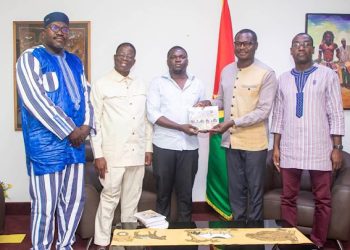 Le journaliste et écrivain burkinabè Amadé Adama Soro a procédé à la remise de 1 500 exemplaires de son ouvrage intitulé AES