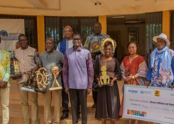 Les lauréats burkinabè présentent leurs trophées
