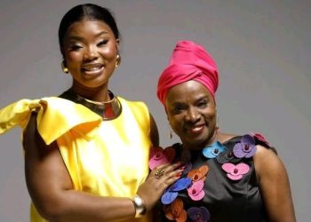 Roseline Layo et Maman Angélique Kidjo