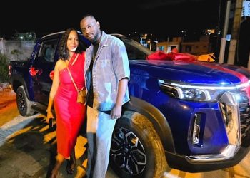 Touhou Désirée Teyanna, l’épouse de l’artiste ivoirien DJ Kedjevara lui a offert une nouvelle voiture