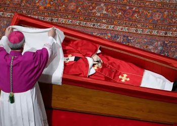 Ce vendredi 25 avril 2025 soir à 20h00, à l’autel de la confession de la basilique Saint-Pierre, a eu lieu le rite solennel de la clôture du cercueil du Souverain Pontife défunt, le Pape François