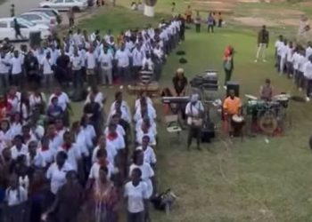 Tiken Jah mobilise 500 choristes