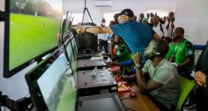 La technologie d’assistance vidéo à l’arbitrage, plus connue sous l’acronyme VAR, fera ses grands débuts en Ligue 1 à l’occasion de la 28e journée du championnat national