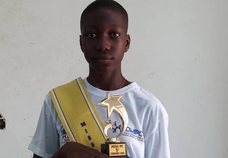 L’élève Essy Affoua Ramatou Isabelle du collège Catholique Sacré Cœur de Jésus de Bondoukou, lauréate Miss Physique-chimie niveau 5ème