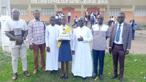 L’élève Essy Affoua Ramatou Isabelle du collège Catholique Sacré Cœur de Jésus de Bondoukou, lauréate Miss Physique-chimie niveau 5ème