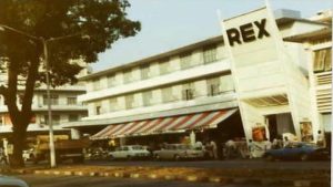 Le samedi 21 mai 1932 restera gravé dans les mémoires des Abidjanais. Pour la première fois dans l’histoire de la ville, une séance de cinéma parlant et sonore a été projetée