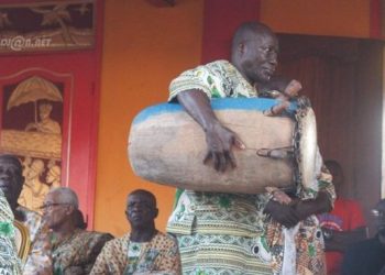 Un moment historique s’est déroulé ce dimanche 1er mai 1959 à Grand-Bassam, où une messe inédite a été célébrée en langue locale N’zima, accompagnée d’instruments de musique traditionnels ivoiriens