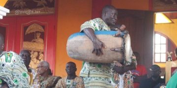 Un moment historique s’est déroulé ce dimanche 1er mai 1959 à Grand-Bassam, où une messe inédite a été célébrée en langue locale N’zima, accompagnée d’instruments de musique traditionnels ivoiriens