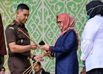 Un couple fouetté en public