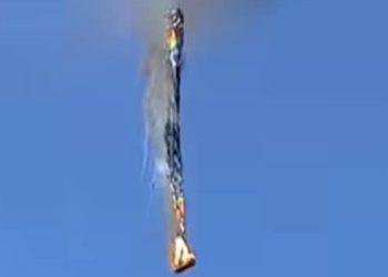 Une montgolfière prend feu