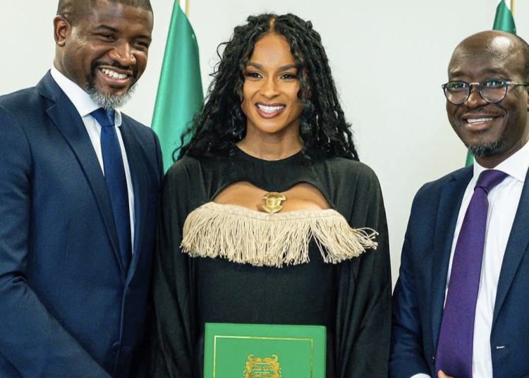 La célèbre chanteuse américaine Ciara Harris, icône du R&B mondial, a créé l’événement ce vendredi 25 juillet 2025 en foulant le sol béninois pour la première fois