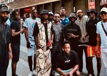 L’artiste ivoirien Debordo Leekunfa a surpris ses fans en se rendant à Paris