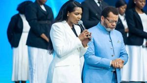 Pasteur Marcelo Tunasi, a donné plus de détails sur l’origine de celle qu’il appelle désormais « Maman Esther Aïcha », qu’il a épousé le mercredi 23 juillet 2025