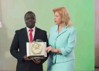 Aka Ezechiel, lauréat du Prix d’excellence du meilleur élève au Baccalauréat général