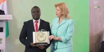 Aka Ezechiel, lauréat du Prix d’excellence du meilleur élève au Baccalauréat général