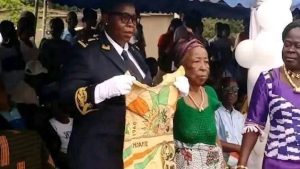 Dame Ettilé N’Guessan du troisième âge, qui a gardé précieusement son pagne du 7 août 1960, a fait le buzz le 7 août 2025