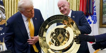 Donald Trump a gardé la coupe, laissée en souvenir par la Fifa depuis l’organisation du tournoi en juillet