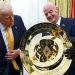 Donald Trump a gardé la coupe, laissée en souvenir par la Fifa depuis l’organisation du tournoi en juillet
