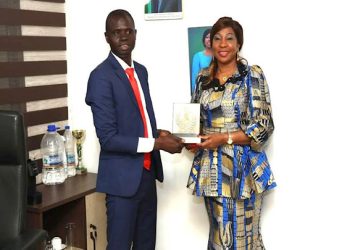 Ce mercredi 10 septembre 2025, la commune d’Abobo a célébré l’ascension inspirante de Cissé Yaya, ancien apprenti de Gbaka devenu patron d’une entreprise de VTC