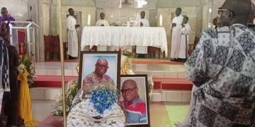 Albéric Niango Agbassi, figure marquante du paysage médiatique ivoirien, a été conduit à sa dernière demeure le samedi 18 octobre 2025 au cimetière d’Akouedo village