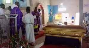 Albéric Niango Agbassi, figure marquante du paysage médiatique ivoirien, a été conduit à sa dernière demeure le samedi 18 octobre 2025 au cimetière d’Akouedo village