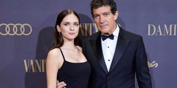 L’acteur espagnol Antonio Banderas a vécu un moment d’intense émotion lors du mariage de sa fille, Stella, célébré dans un somptueux monastère du 12ᵉ siècle en Espagne