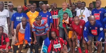 L’ancien international ivoirien Donald-Olivier Sié, figure emblématique du football national, a été honoré ce dimanche 3 octobre 2025 par les habitants de son quartier d’origine