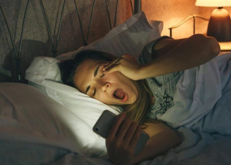 L’utilisation du téléphone portable avant de se coucher est un phénomène de plus en plus omniprésent dans notre société numérique