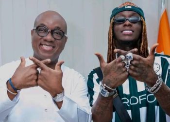 Le président de la Fédération ivoirienne de football (FIF), Yacine Idriss Diallo et l’artiste ivoirien Himra