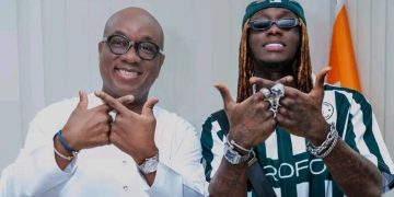 Le président de la Fédération ivoirienne de football (FIF), Yacine Idriss Diallo et l’artiste ivoirien Himra