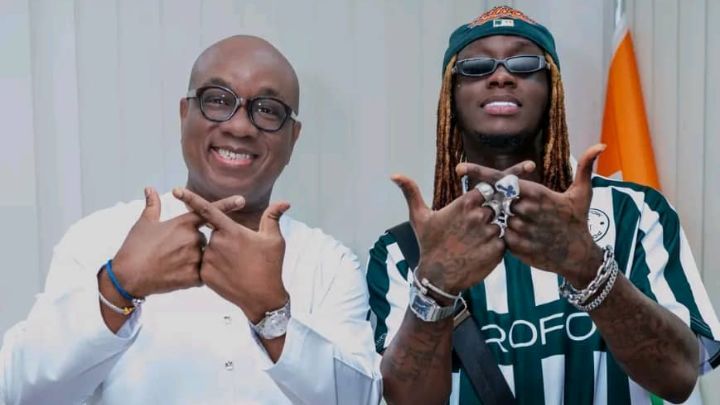 Le président de la Fédération ivoirienne de football (FIF), Yacine Idriss Diallo et l’artiste ivoirien Himra