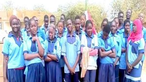 trente élèves de la classe de 2nde A4, à savoir 21 filles et 9 garçons ont été soumis dans la matinée du lundi à des travaux d’intérêt général