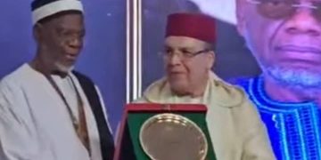Le Président du Conseil supérieur des imams, des mosquées et des affaires islamiques (COSIM), le Cheikhoul Aïma Ousmane Diakité, a été désigné lauréat du Grand Prix honorifique de la Fondation Mohammed VI des Oulema Africain