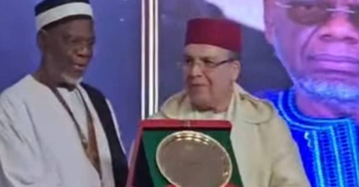 Le Président du Conseil supérieur des imams, des mosquées et des affaires islamiques (COSIM), le Cheikhoul Aïma Ousmane Diakité, a été désigné lauréat du Grand Prix honorifique de la Fondation Mohammed VI des Oulema Africain